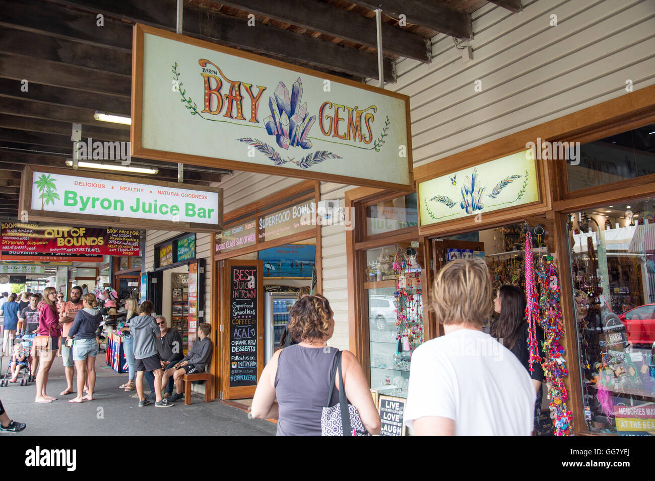 Byron Bay Town Center con adolescenti in vacanza estiva e negozi locali, Nuovo Galles del Sud, Australia Foto Stock