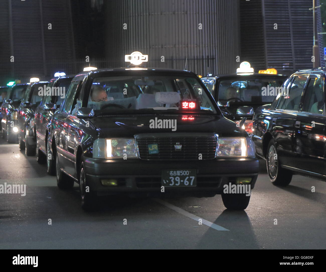 I taxi di attendere per passeggeri alla stazione di Nagoya in Nagoya in Giappone. Foto Stock