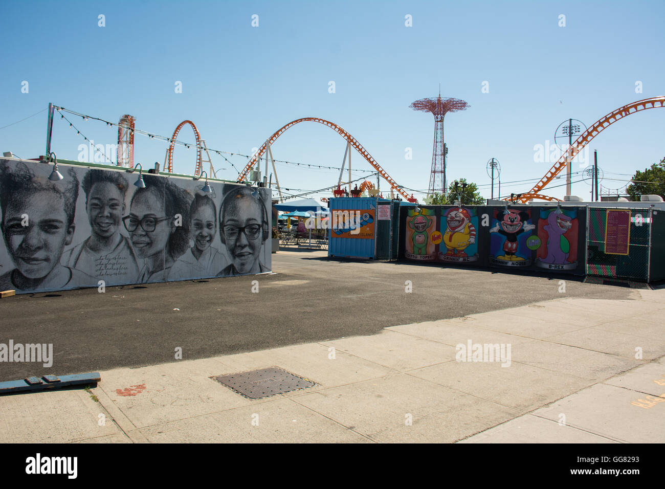 Brooklyn, Stati Uniti. 03 Ago, 2016. Coney pareti arte Host arte dello studente con il programma di prosperare collettiva e rinomato artista Marie Roberts. Brooklyn, New York Mercoledì, 03 agosto 2016. Credito: Angelo Zayas/Pacific Press/Alamy Live News Foto Stock