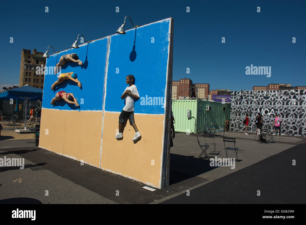 Brooklyn, Stati Uniti. 03 Ago, 2016. Coney pareti arte Host arte dello studente con il programma di prosperare collettiva e rinomato artista Marie Roberts. John Ahearn installazione a Coney pareti d'arte. Brooklyn, New York Mercoledì, 03 agosto 2016. Credito: Angelo Zayas/Pacific Press/Alamy Live News Foto Stock