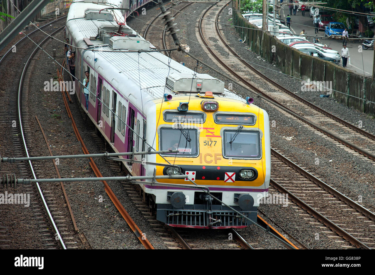 L'immagine del treno locale in linee occidentale di Mumbai, India Foto Stock