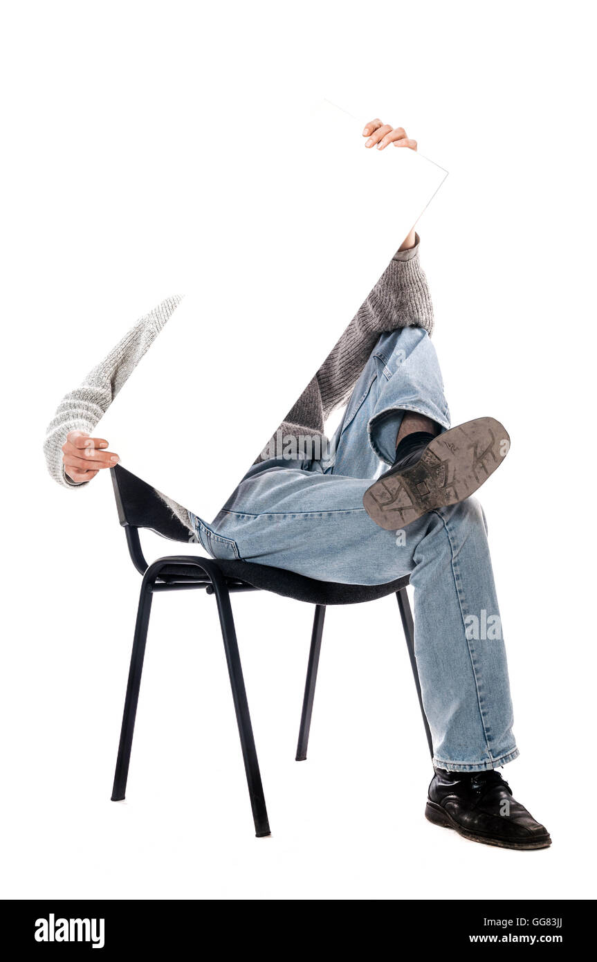 Uomo in una sedia con una rivista su sfondo bianco Foto Stock