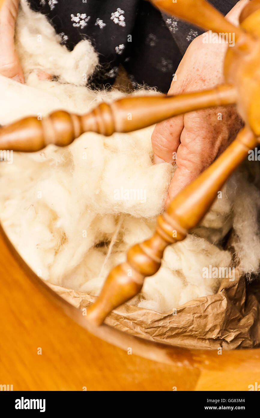 Dodo la filatura del cotone di forma tradizionale su un artigiani di mercato. Foto Stock