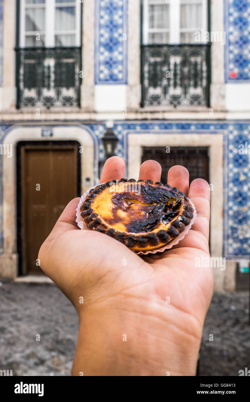 Il tipico Pastel de Nata torta da Lisbona Foto Stock