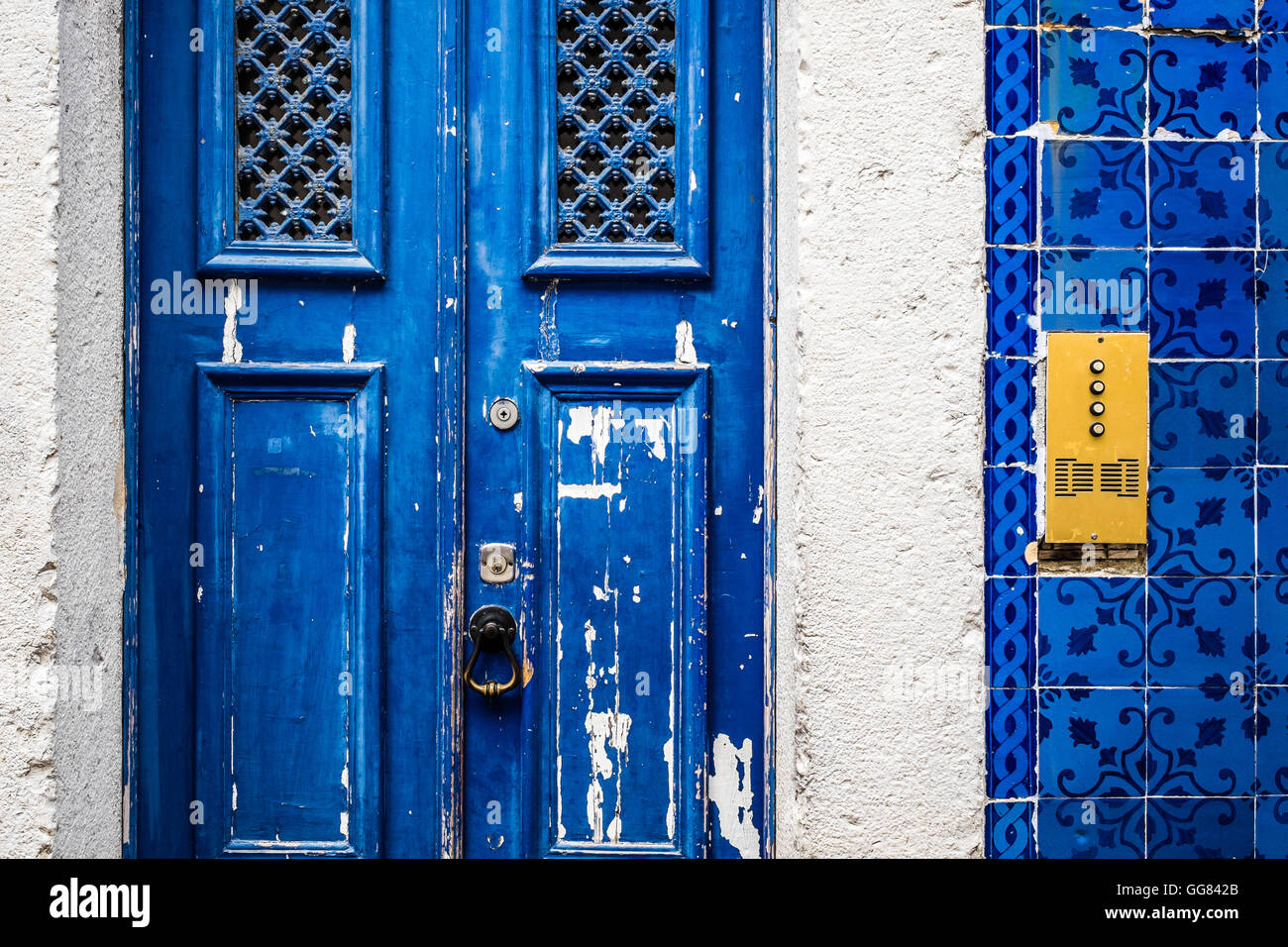 Tipico stile porta a Lisbona Foto Stock