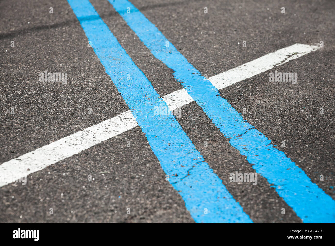 Blu a doppia linea di demarcazione sopra uno bianco su autostrada asfalto, closeup foto con messa a fuoco selettiva Foto Stock