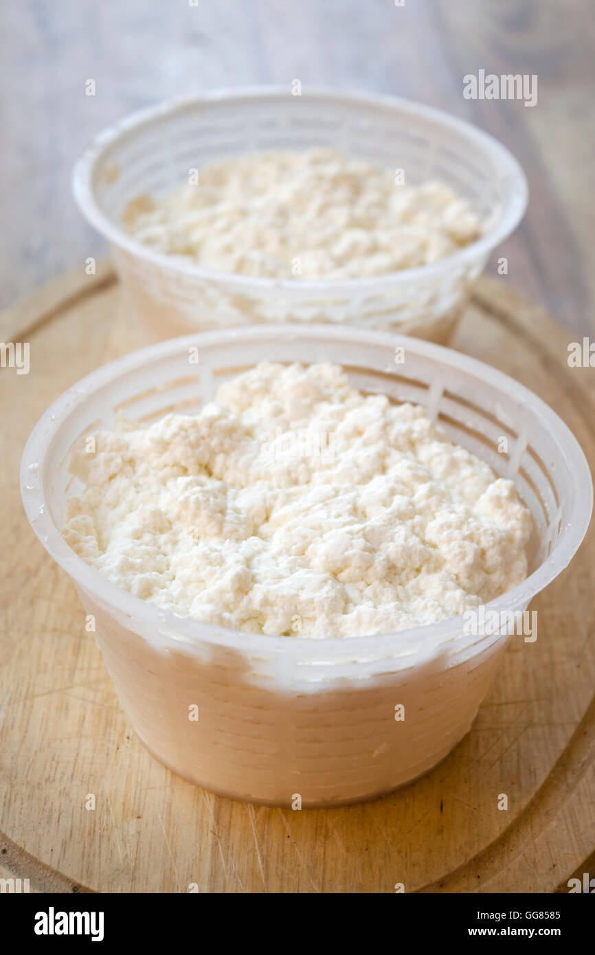 La ricotta da latte di pecora e conservata in opportuni bicchieri Foto Stock