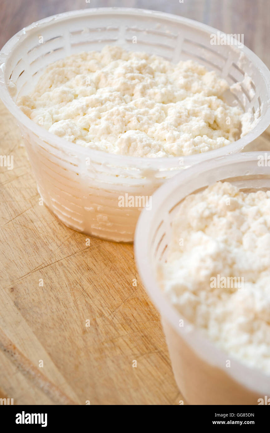 La ricotta da latte di pecora e conservata in opportuni bicchieri Foto Stock