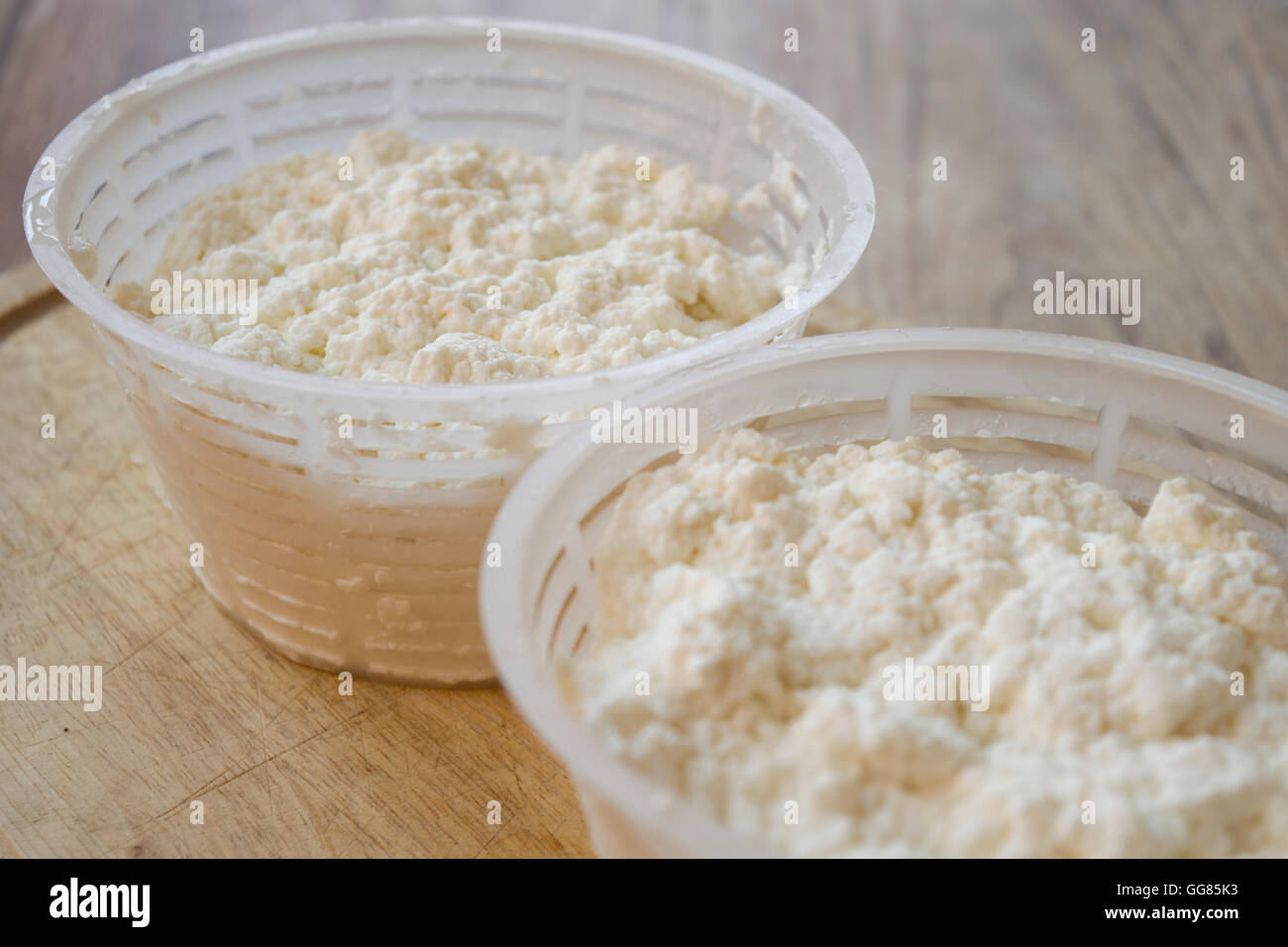 La ricotta da latte di pecora e conservata in opportuni bicchieri Foto Stock