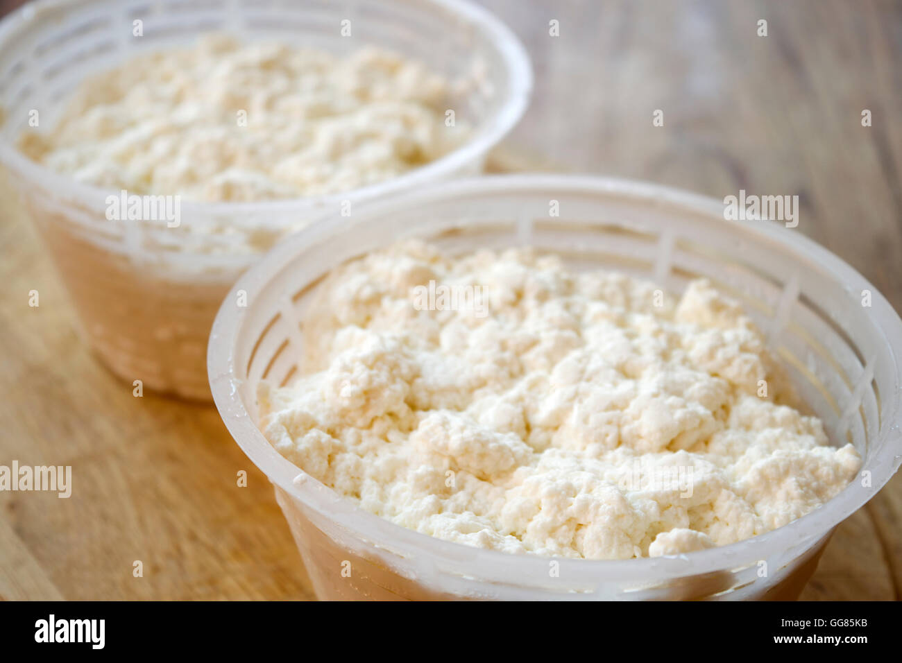 La ricotta da latte di pecora e conservata in opportuni bicchieri Foto Stock