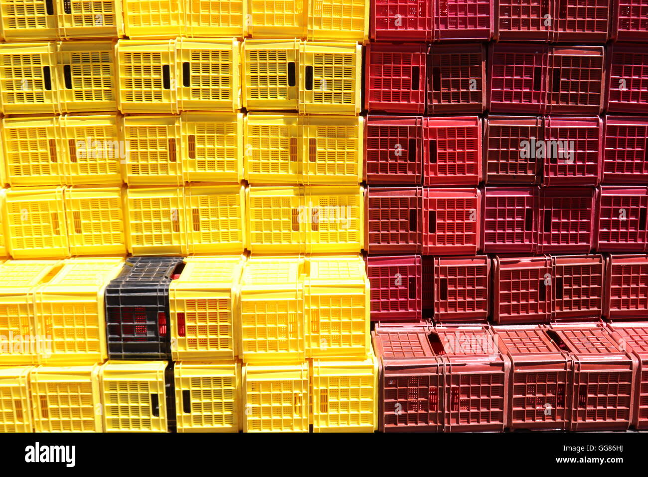 Il giallo e il rosso delle casse impilate a Boekenhoutskloof Cantina, Franschoek e, Sud Africa Foto Stock