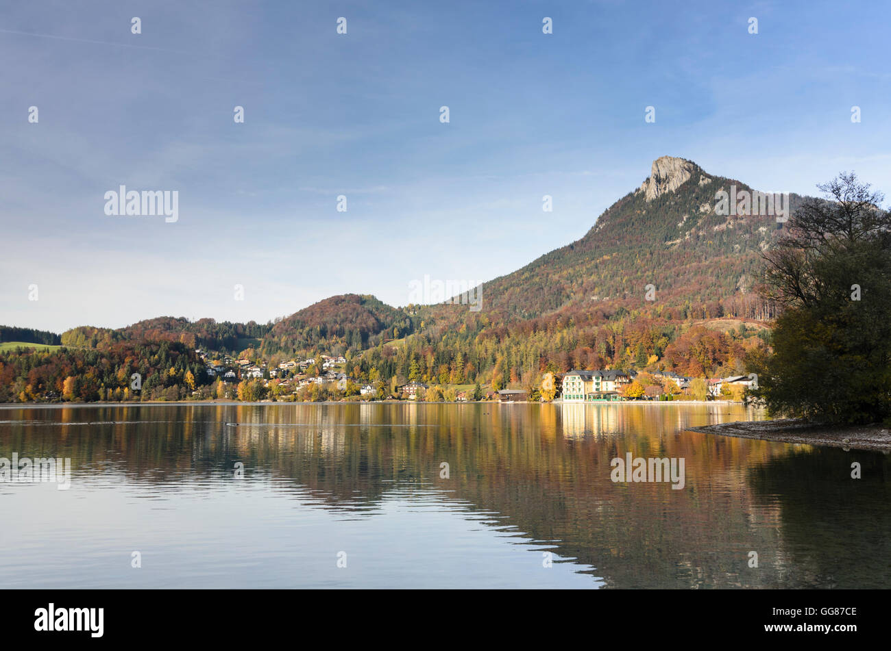 Fuschl am See: lago Fuschlsee, vista di Fuschl am See e il monte Schober, Austria, Salisburgo, Salzkammergut Foto Stock