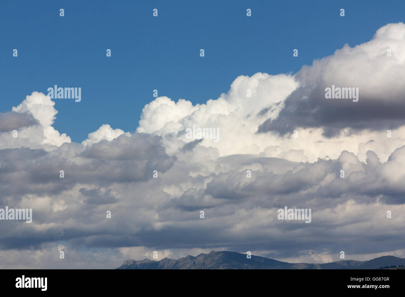 Grandi nuvole bianche nel cielo Foto Stock