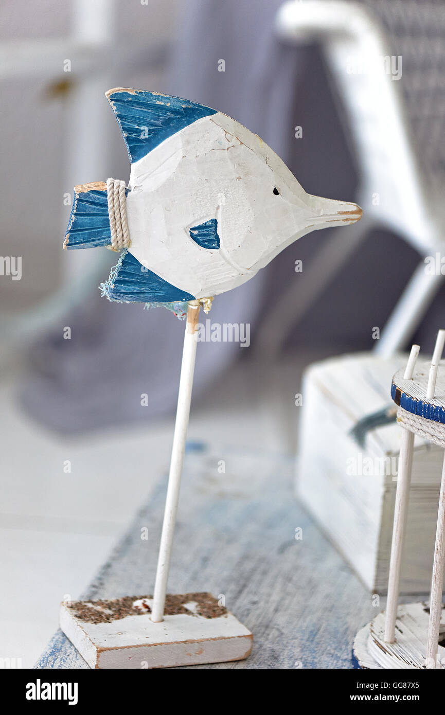 La decorazione interna del Mediterraneo stile marino nella forma di un pesce in blu e bianco Foto Stock
