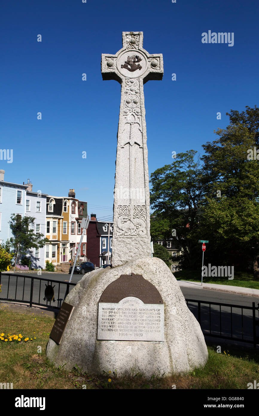 Memoriale di guerra al veterano la Piazza di San Giovanni, Terranova, Canada. La croce si erge in memoria dei caduti marescialli un Foto Stock