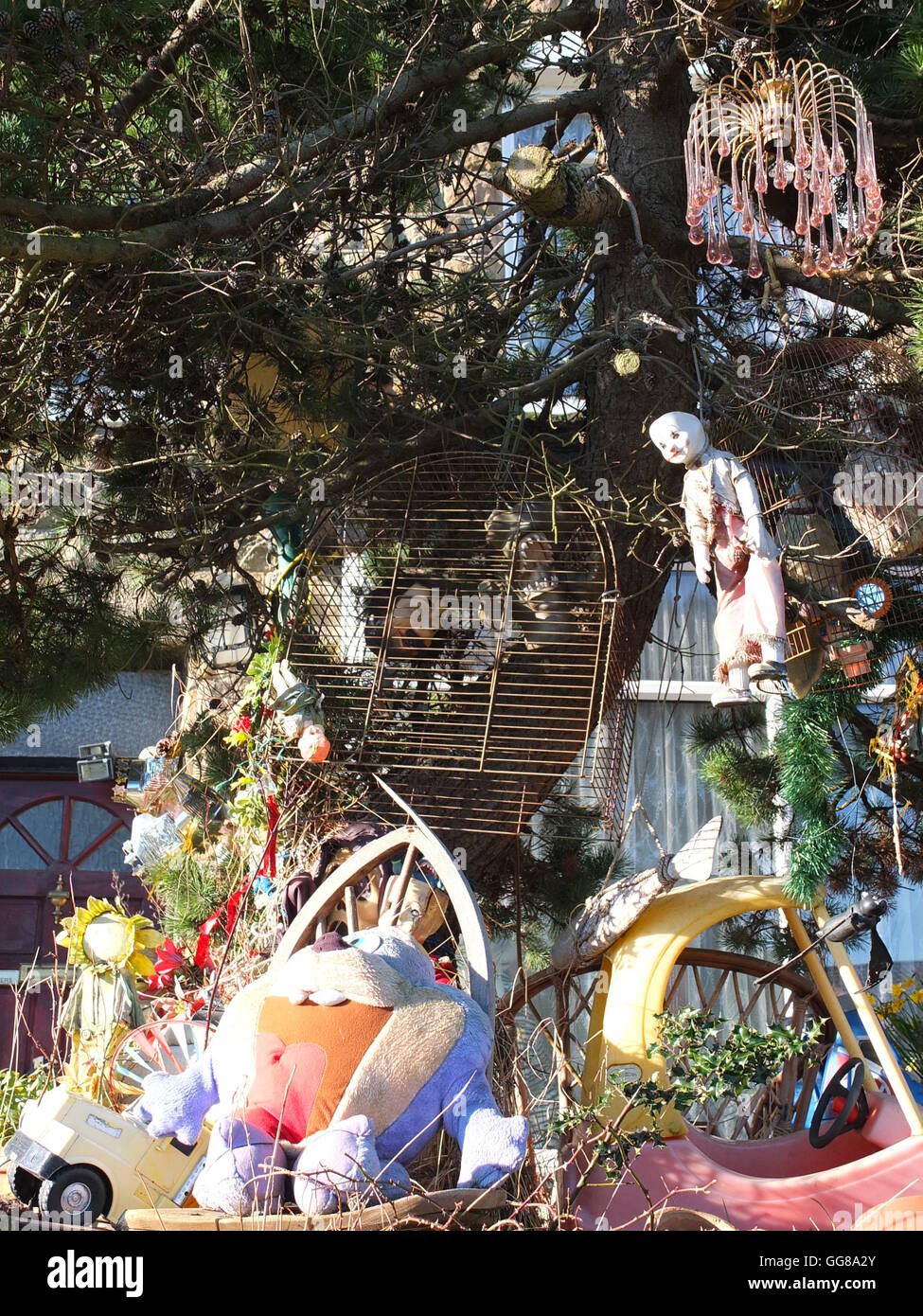 Un folk arte come raccolta di strani oggetti nel giardino anteriore di un rottame di Sheffield concessionario Foto Stock