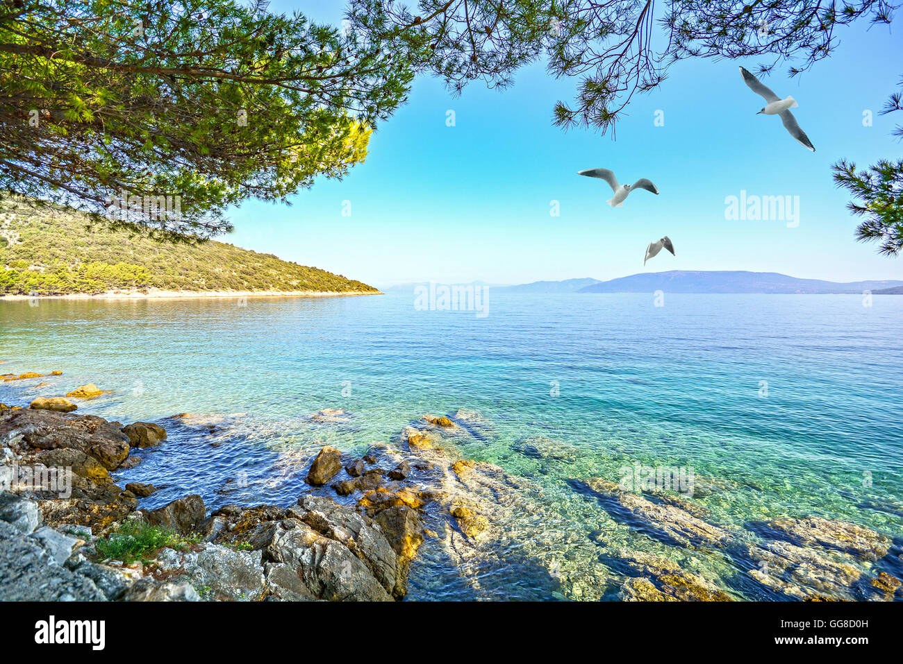 Isola di Cherso, Istria Croazia: vista dal lungomare al mare Adriatico vicino villaggio Valun Foto Stock