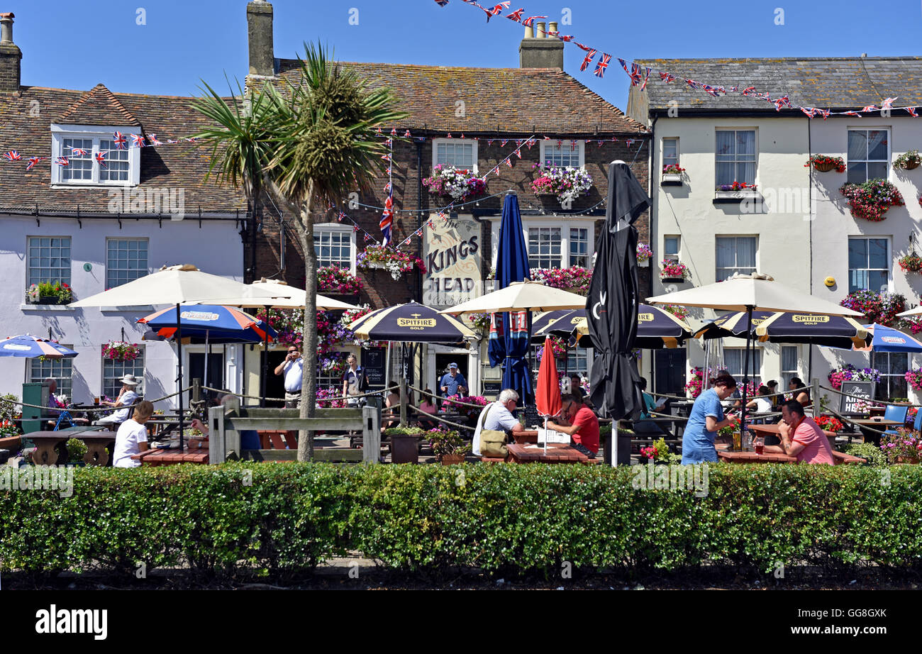 Tradizionali pub inglesi su una giornata d'estate, sul lungomare di trattativa, con cesti di fiori e Union Jack bunting. Foto Stock