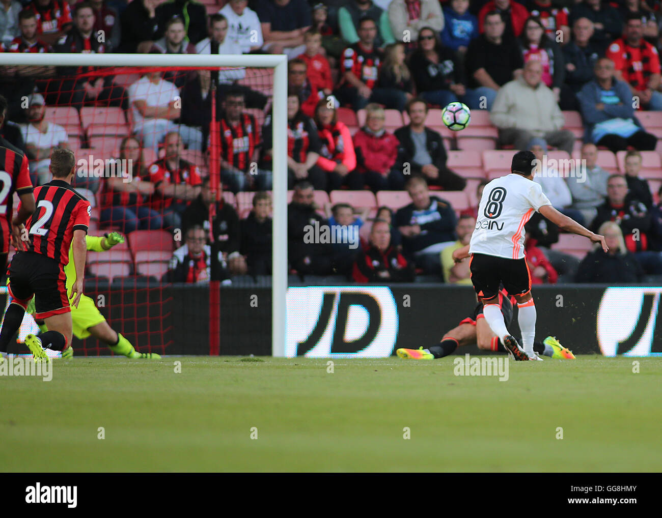 Vitalità Stadium, Bournemouth, Regno Unito. 03 Ago, 2016. La pre stagione amichevole di calcio. AFC Bournemouth rispetto a Valencia. Valencia'sEnzo Perez sbagliato morchie Bournemouth Portiere Artur Boruc per renderlo 1-0 Valencia Credito: Azione Sport Plus/Alamy Live News Foto Stock