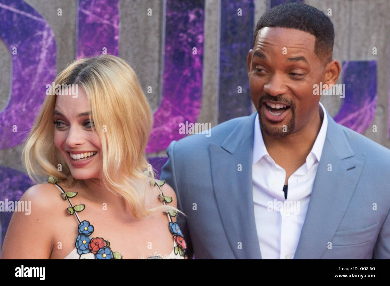 Leicester Square, Londra, 3 agosto 2016. Centinaia di appassionati di salutare le stelle della squadra di suicidio in corrispondenza del film premiere europeo nel cuore di Leicester Square. Stelle frequentando includono: Jared Leto, Joel Kinnaman, Jai Courtney, Jay Hernandez, Adewale Akinnuoye-Agbaje, Cara Delevingne, Karen Fukuhara David Ayer (Direttore) Richard allattare e Charles Roven (produttori). Nella foto: Margot Robbie, Will Smith Foto Stock