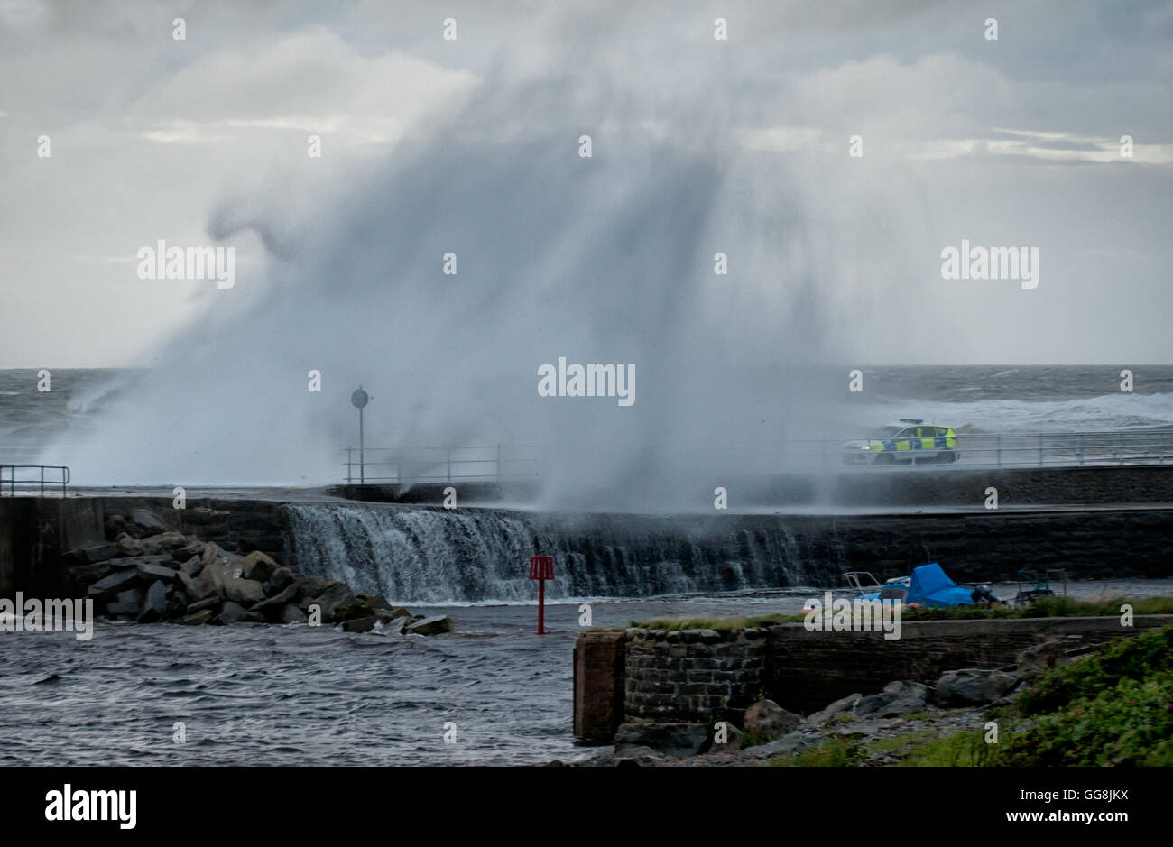 Aberystwyth, Ceredigion, West Wales, Regno Unito. Il 3 agosto, 2016. Regno Unito: meteo alte velocità del vento con raffiche fino a 41 nodi ha colpito la costa occidentale del Galles e Aberystwyth combinata con una più elevata rispetto alle normali di marea porta onde si infrangono sul lungomare. Credito: Veterano Fotografia/Alamy Live News Foto Stock