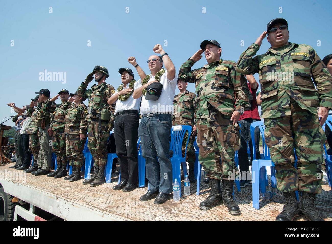 Cochabamba Bolivia. Il 3° agosto 2016. Il presidente boliviano Evo Morales (anteriore, quarto R) assiste una esercitazione militare in Chimore comune, Dipartimento di Cochabamba, in Bolivia, il 3 agosto, 2016. L'esercizio è parte di un piano annuale di formazione che mira a verificare l'efficacia della marina, terra e aria operazioni del boliviano forze militari. Credito: Freddy Zarco/ABI/Xinhua/Alamy Live News Foto Stock