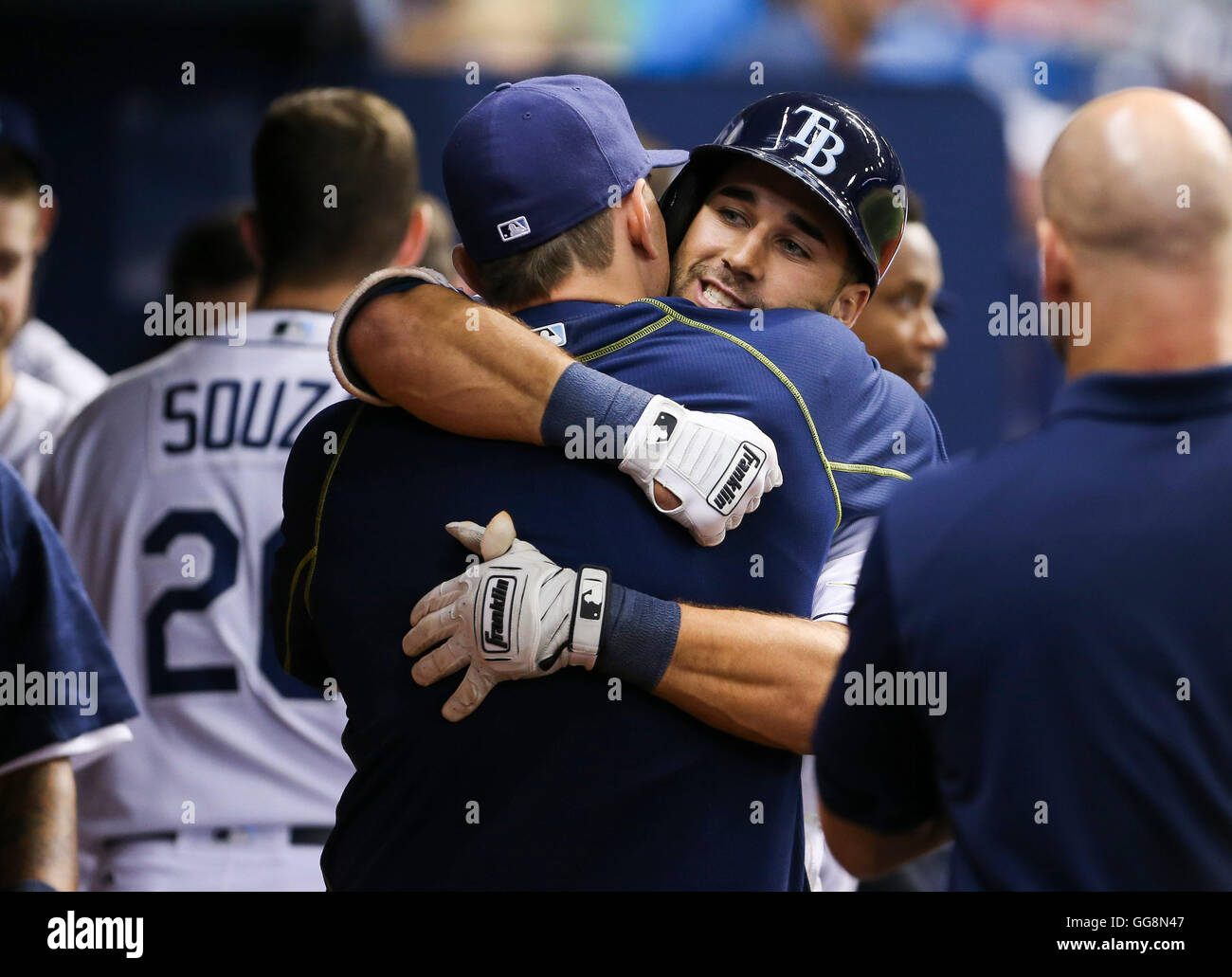 San Pietroburgo, Florida, Stati Uniti d'America. Il 3° agosto 2016. Tampa Bay Rays center fielder Kevin Kiermaier (39), rivolta, abbracci Richie Shaffer (36) dopo la sua tre run home run nella sesta inning di gioco tra il Kansas City Royals e il Tampa Bay Rays in campo Tropicana a San Pietroburgo, Fla. Mercoledì 3 Agosto, 2016. © sarà Vragovic/Tampa Bay volte/ZUMA filo/Alamy Live News Foto Stock