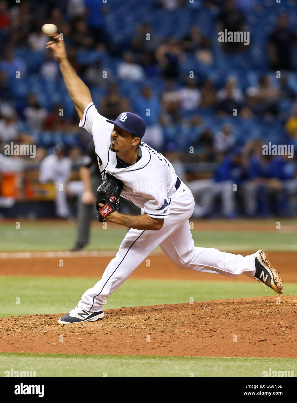 San Pietroburgo, Florida, Stati Uniti d'America. Il 3° agosto 2016. Tampa Bay Rays relief pitcher Ryan Garton (52) gettando nel nono inning di gioco tra il Kansas City Royals e il Tampa Bay Rays in campo Tropicana a San Pietroburgo, Fla. Mercoledì 3 Agosto, 2016. © sarà Vragovic/Tampa Bay volte/ZUMA filo/Alamy Live News Foto Stock