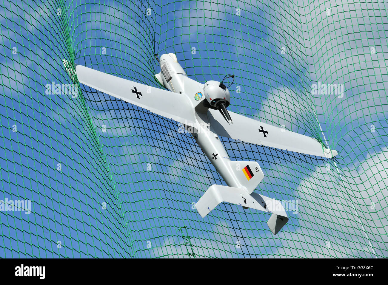 Ohrdruf, Germania. 09Aug, 2016. Una luna drone in sicurezza sulla base della posizione zona di esercizio come federale tedesco il Ministro della Difesa, Ursula von der Leyen (CDU) sul suo viaggio estivo è in visita al battaglione 13 nello stesso giorno in Ohrdruf, Germania, 09 agosto 2016. Il ministro è stato informato sulla formazione dei soldati. Il battaglione ha attività specializzate come long-range, a terra e in volo missioni di ricognizione. Dispositivi tecnici come fuchi sono anche nel funzionamento qui. Foto: Martin Schutt/dpa/Alamy Live News Foto Stock