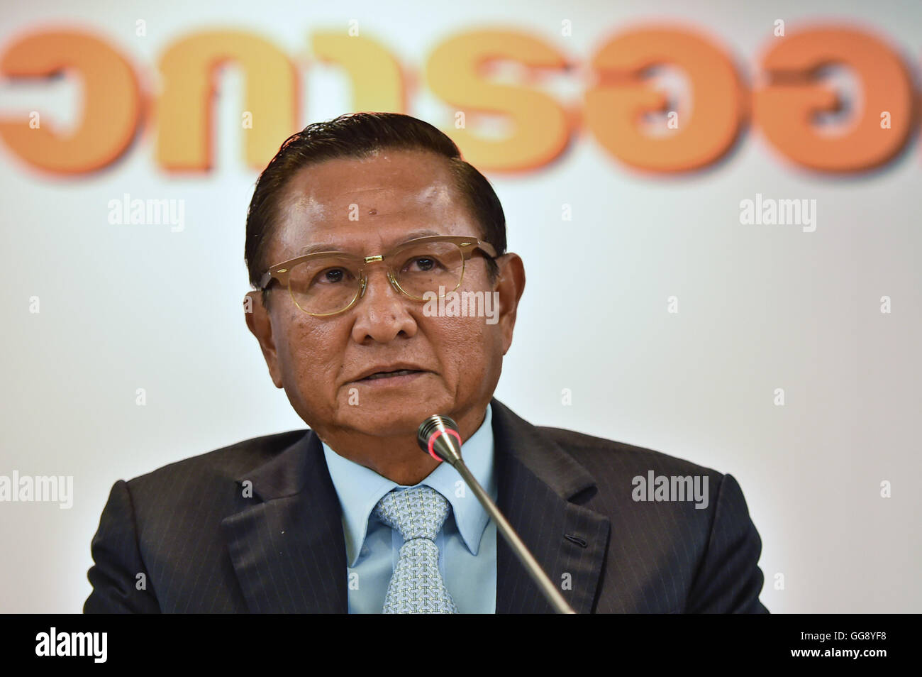 Bangkok, Tailandia. 10 Ago, 2016. Thailandia Elezione del presidente della Commissione Supachai Somcharoen risolve una conferenza stampa a Bangkok, Thailandia, il 10 agosto 2016. Thailandia la Commissione elettorale ha detto Mercoledì un progetto di Costituzione è stato approvato nel paese di seconda mai referendum nazionali, come percentuale di 61.35 e 58.07% di Thais votato "Sì" per la nuova carta e un ulteriore domanda, rispettivamente. Credito: Li Mangmang/Xinhua/Alamy Live News Foto Stock