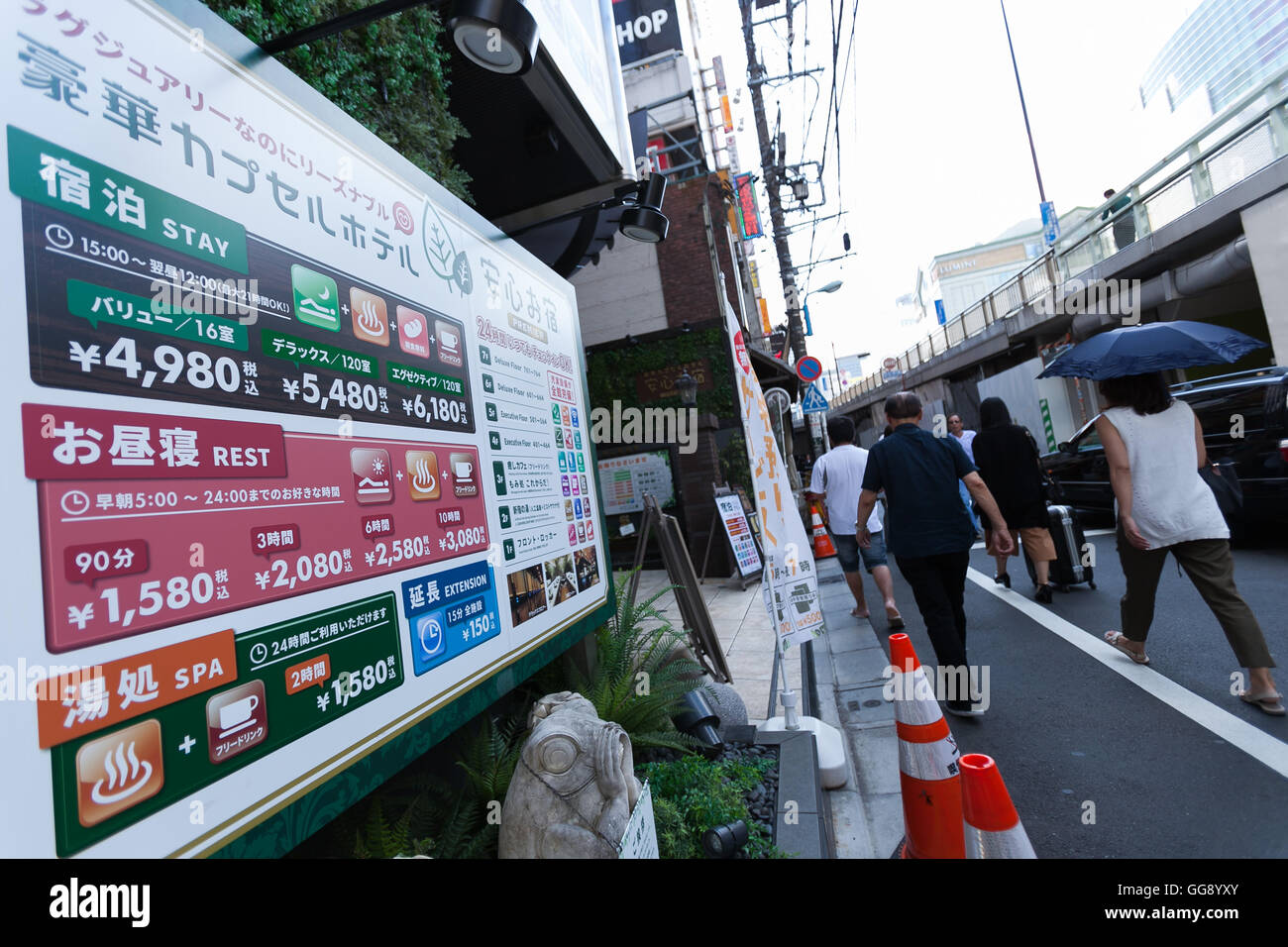 Anshin Oyado capsula luxury hotel si trova a 3 minuti della trafficata Shinjuku Station su Agosto 7, 2016, Tokyo, Giappone. Il nuovo assumere il tradizionale giapponese capsule hotel offre maggiore capsule, artificiale gratuita hot springs & sauna di nebbia, internet cafè e connessione wifi. Questo hotel è solo maschio e prezzi a partire da 5480 yen (54USD). L'albergo dispone di 256 capsule è dotato di allarme antincendio, aria condizionata, tablet PC e TV a schermo piatto. Aree pubbliche come il hot springs bagno, lavanderia a gettoni, negozio di abbigliamento e di snack e bevande distributori automatici sono aperti 24 ore. Sito web dell'hotel è nella lombata Foto Stock