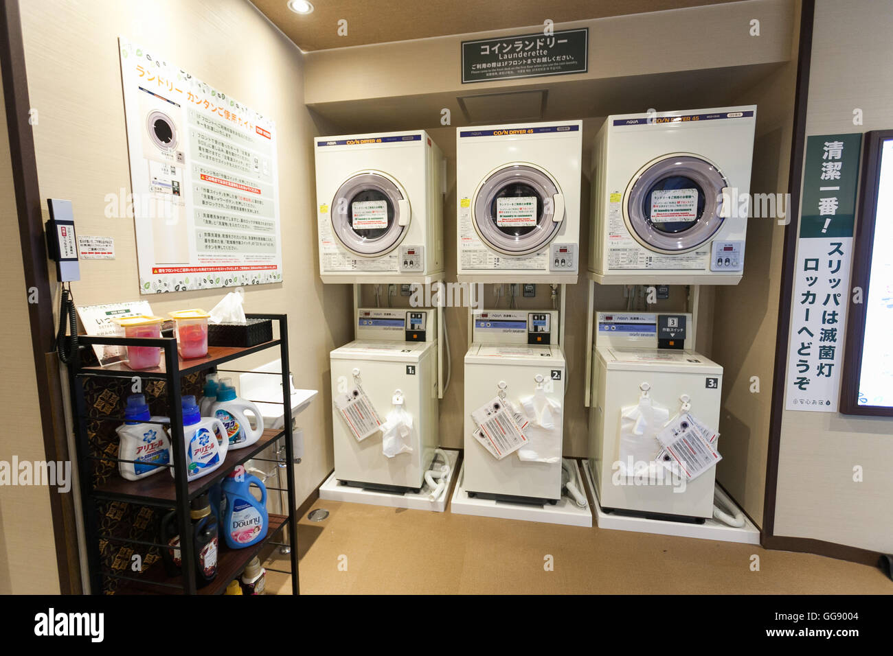 Anshin Oyado capsula luxury hotel si trova a 3 minuti della trafficata Shinjuku Station su Agosto 7, 2016, Tokyo, Giappone. Il nuovo assumere il tradizionale giapponese capsule hotel offre maggiore capsule, artificiale gratuita hot springs & sauna di nebbia, internet cafè e connessione wifi. Questo hotel è solo maschio e prezzi a partire da 5480 yen (54USD). L'albergo dispone di 256 capsule è dotato di allarme antincendio, aria condizionata, tablet PC e TV a schermo piatto. Aree pubbliche come il hot springs bagno, lavanderia a gettoni, negozio di abbigliamento e di snack e bevande distributori automatici sono aperti 24 ore. Sito web dell'hotel è nella lombata Foto Stock