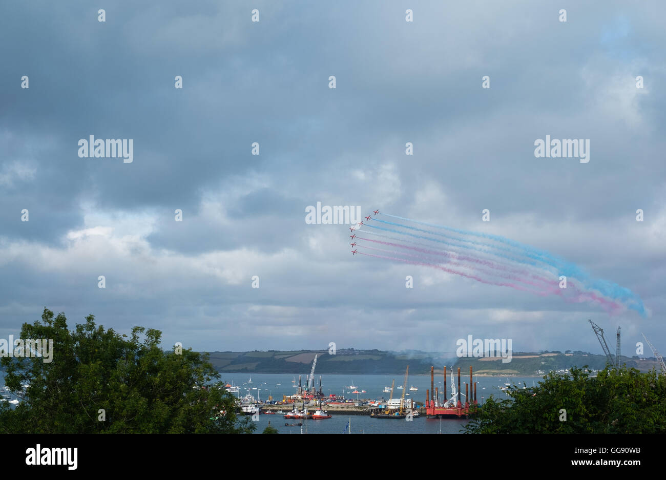 Colchester, Regno Unito. 10 Agosto, 2016. Le frecce rosse del team di visualizzazione eseguire per la folla di gente del posto e turisti in Falmouth, Cornwall Credito: Mick Buston/Alamy Live News Foto Stock