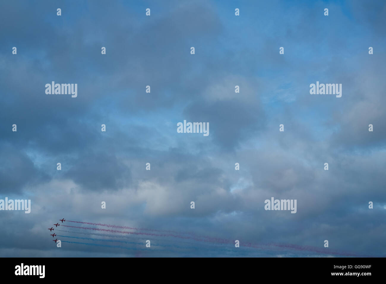 Colchester, Regno Unito. 10 Agosto, 2016. Le frecce rosse del team di visualizzazione eseguire per la folla di gente del posto e turisti in Falmouth, Cornwall Credito: Mick Buston/Alamy Live News Foto Stock