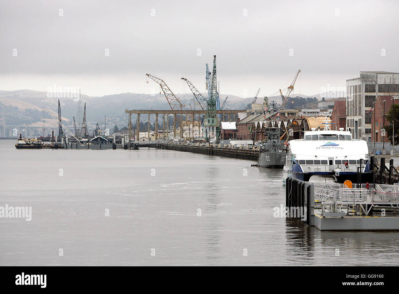 Vallejo, CA, Stati Uniti d'America. 2 agosto, 2016. Mare isola è visto dal mare isola Causeway. L'ex cantiere navale di marcatura è il ventesimo anniversario della sua chiusura. © Napa Valley Register/ZUMA filo/Alamy Live News Foto Stock