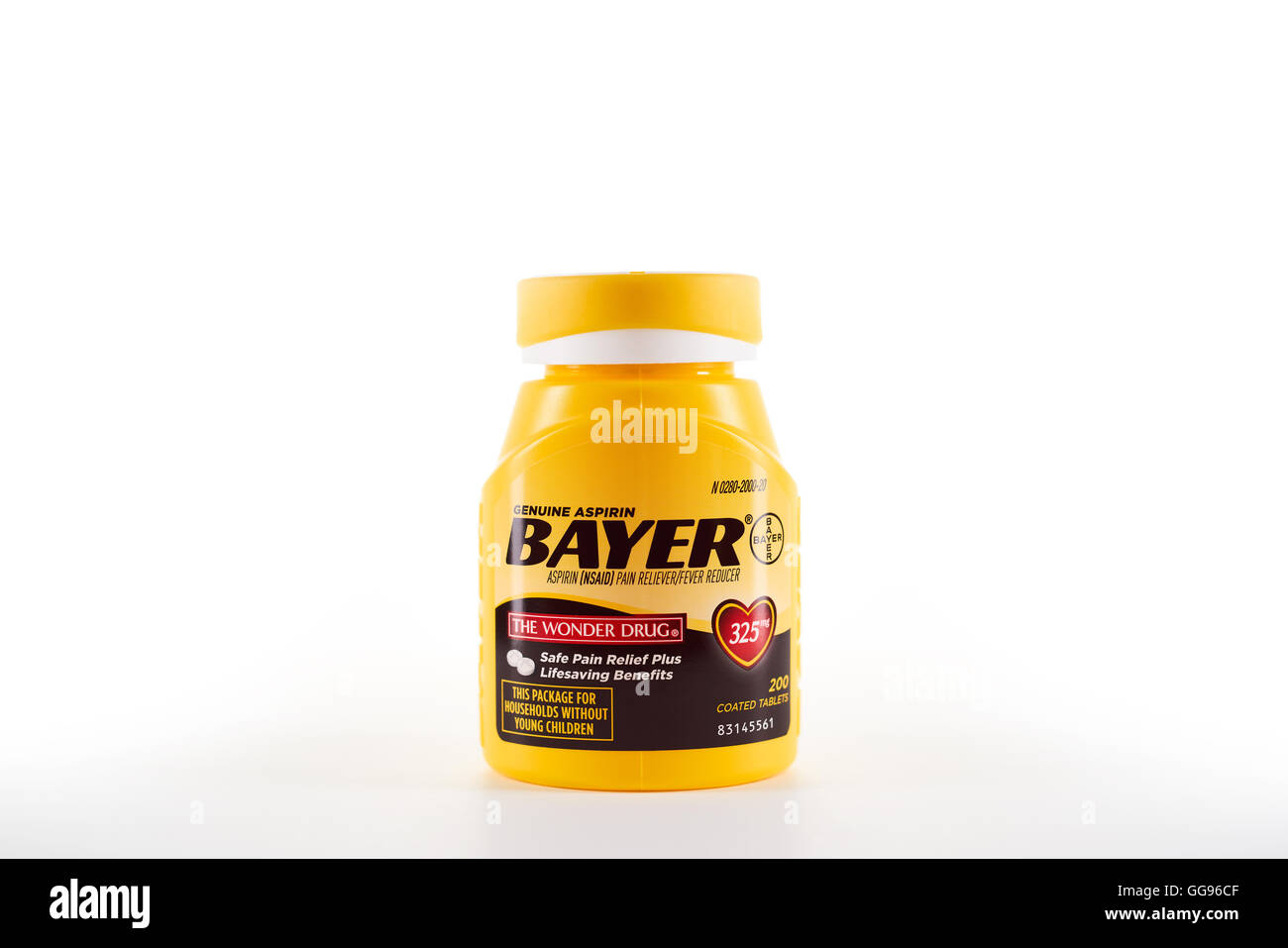 Aptos, CA, Stati Uniti d'America - 22 Luglio 2016: Bottiglia di Bayer aspirina compresse (325mg) contro uno sfondo bianco. Foto Stock