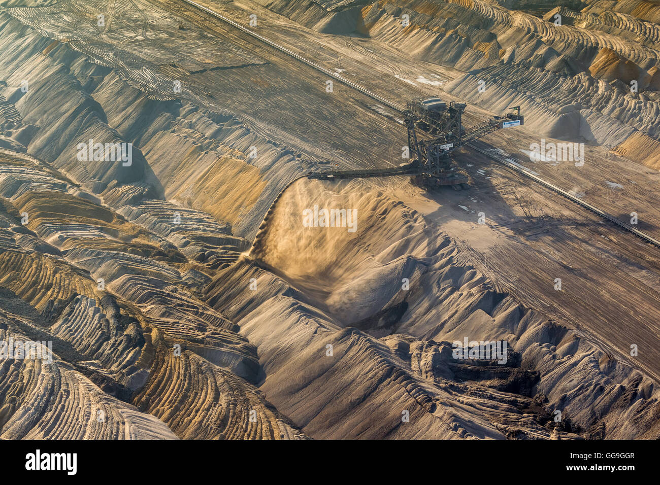 Vista aerea, Hambach fossa aperta l'estrazione della lignite Hambach, lignite, argini, lignite escavatori cingolati, Niederzier, Elsdorf Foto Stock