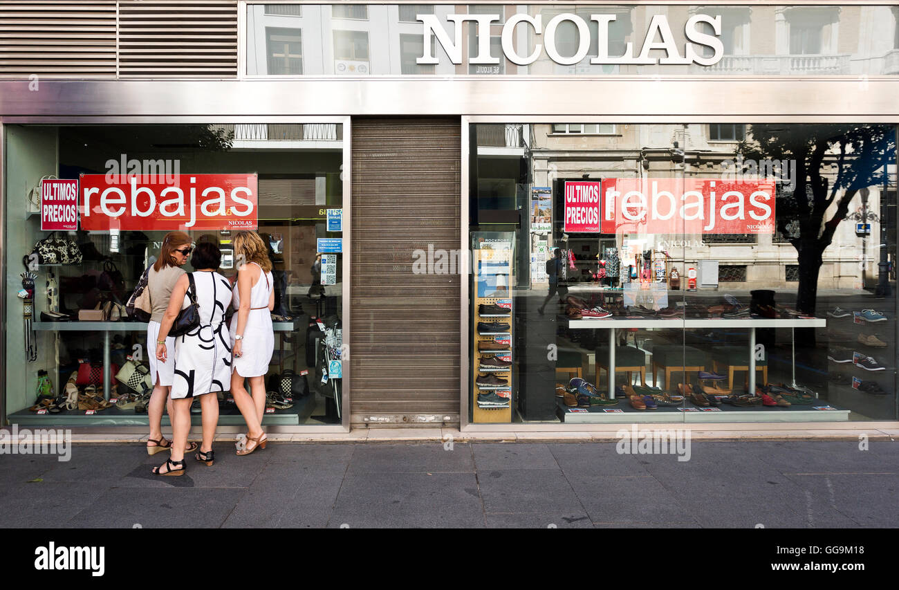 Tre donne non identificato a discutere di scarpe. Le scarpe sono la seconda ragazza migliore amico rapidamente il sorpasso di diamanti Foto Stock