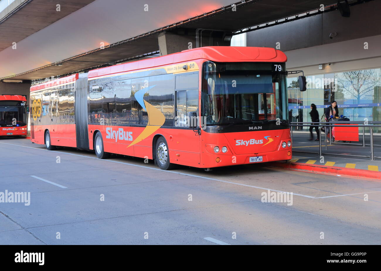 Skybus attende per la partenza all'Aeroporto di Melbourne a Melbourne in Australia. Foto Stock
