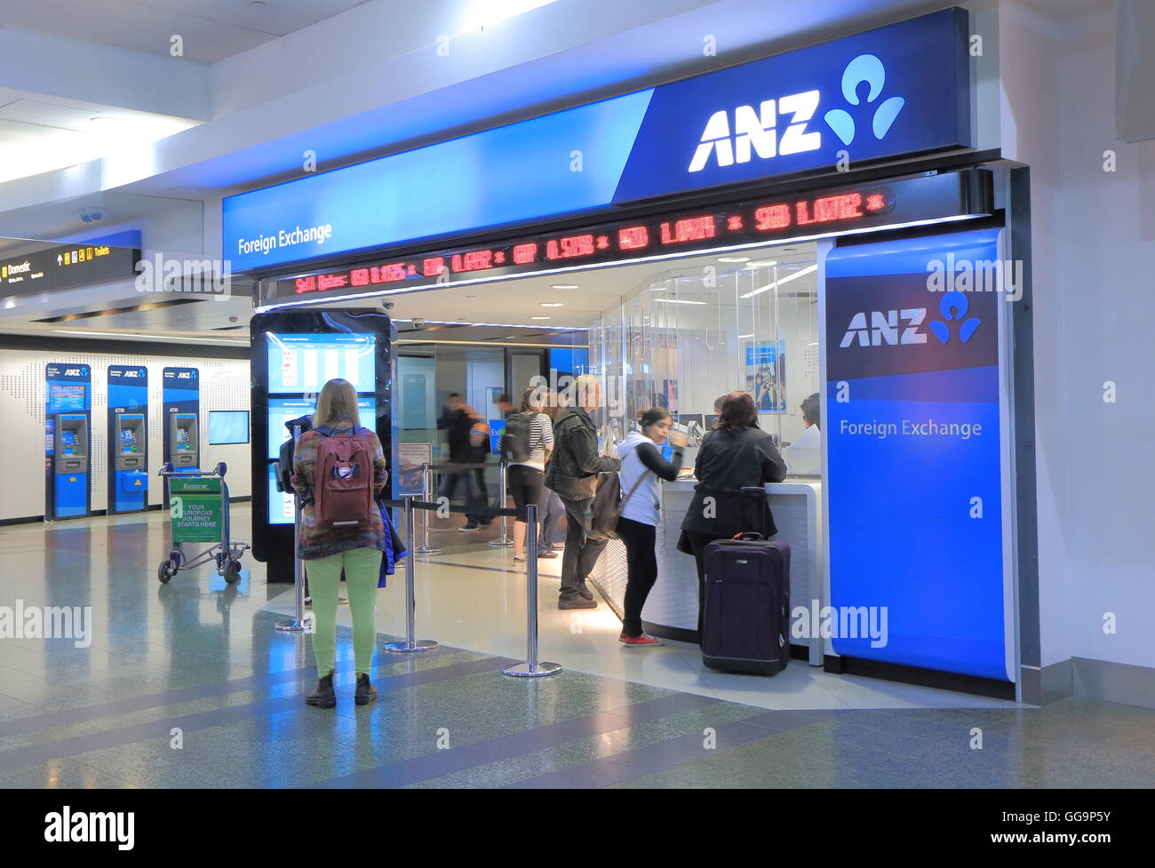 La gente lo scambio di denaro in banca ANZ Aeroporto di Melbourne a Melbourne in Australia. Foto Stock