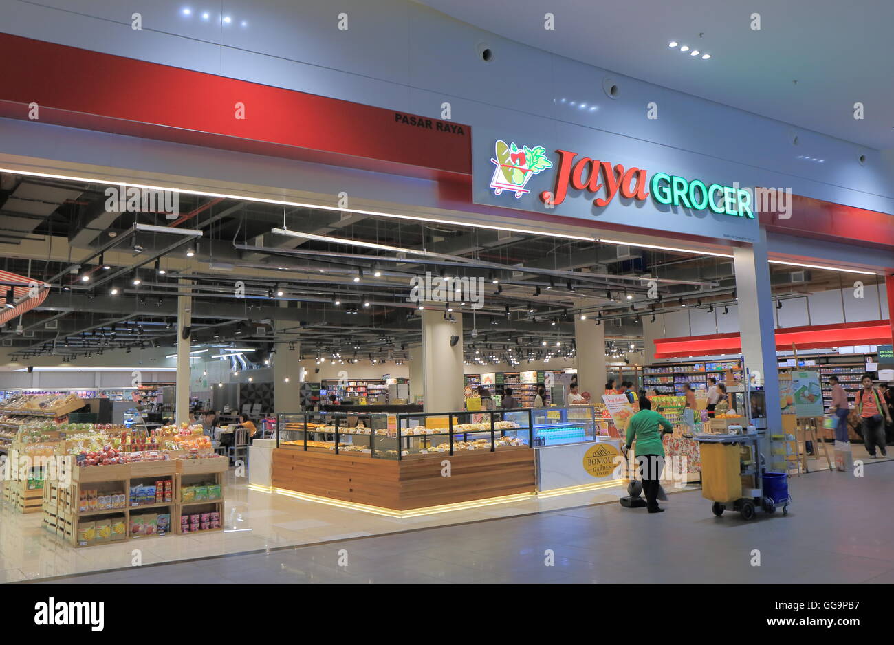 La gente acquista presso Jaya drogheria a KLIA Airport a Kuala Lumpur in Malesia. Foto Stock