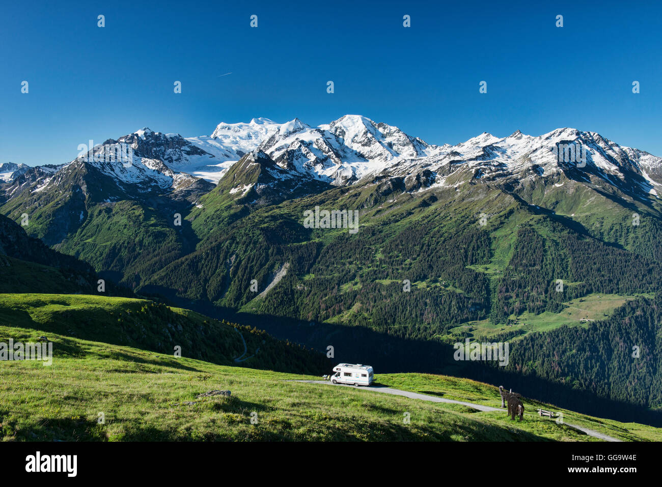 I migliori del mondo campspot, camper parcheggiato si affaccia sul Grand Combin Sopra Verbier, Val de Bagnes, Svizzera Foto Stock