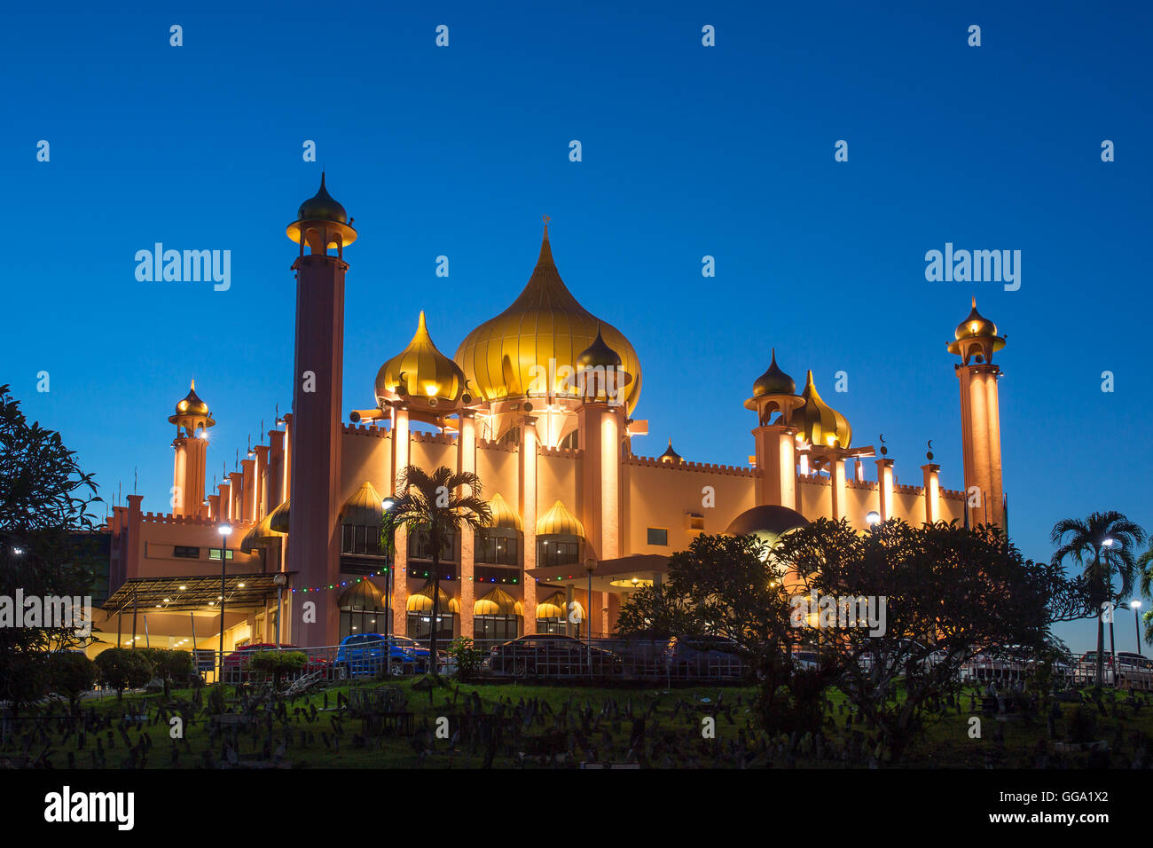 Kuching moschea della città (Masjid Bahagian) di notte, Sarawak, Malaysia. Foto Stock