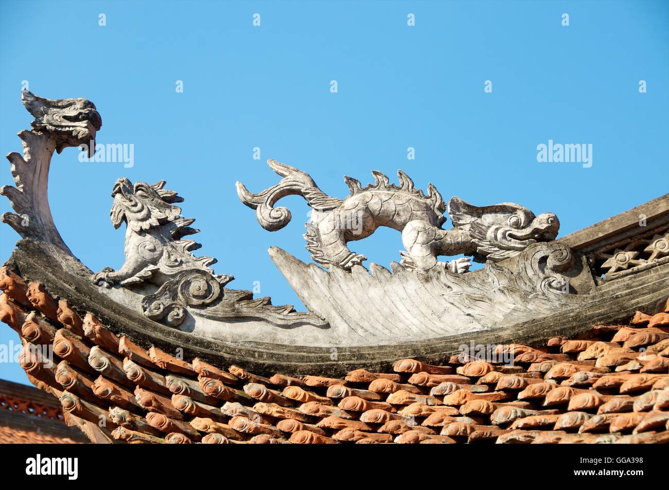 Dettaglio della decorazione a stucco sul tetto del tempio di Duong Lam, Vietnam. Foto Stock