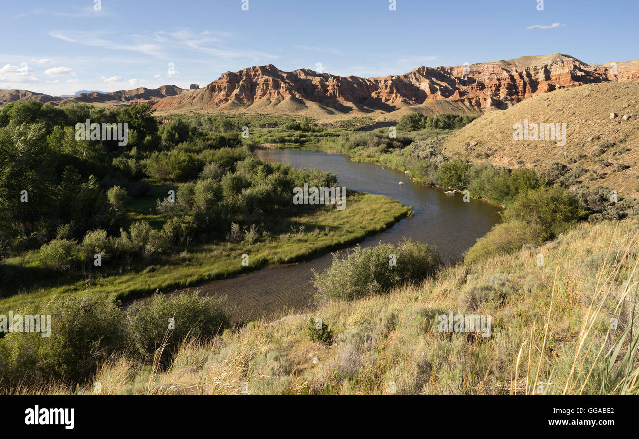 Wind River si snoda attraverso il paesaggio selvaggio Western Wyoming USA Foto Stock