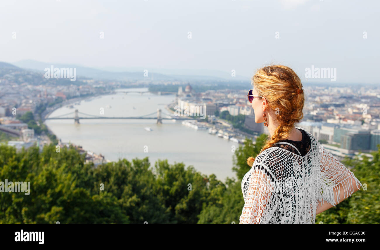 Giovane donna redhead che posano con il panorama di Budapest a Cittadella Foto Stock