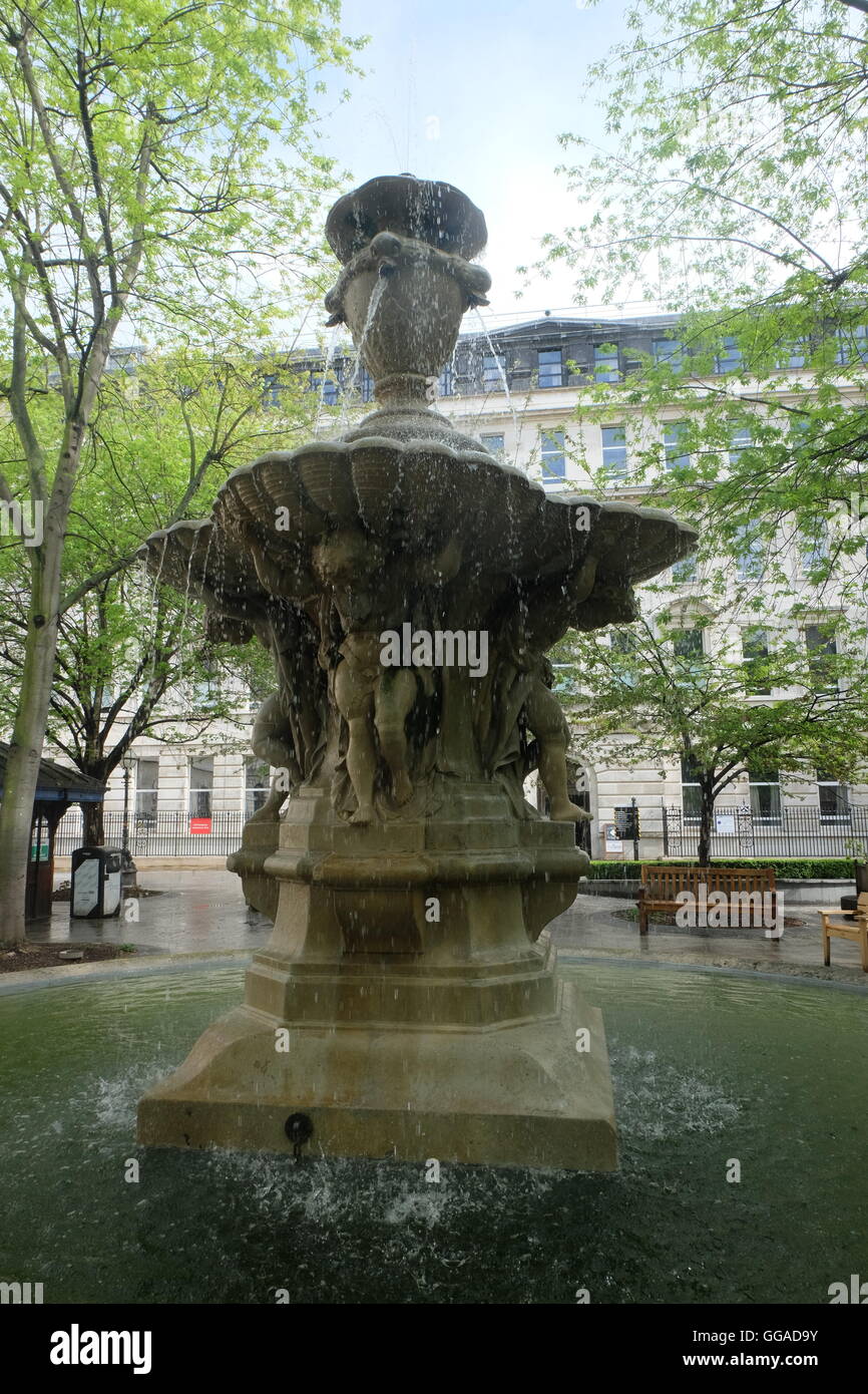 La fontana nella piazza San Bartolomeo del Hospital di Londra Foto Stock