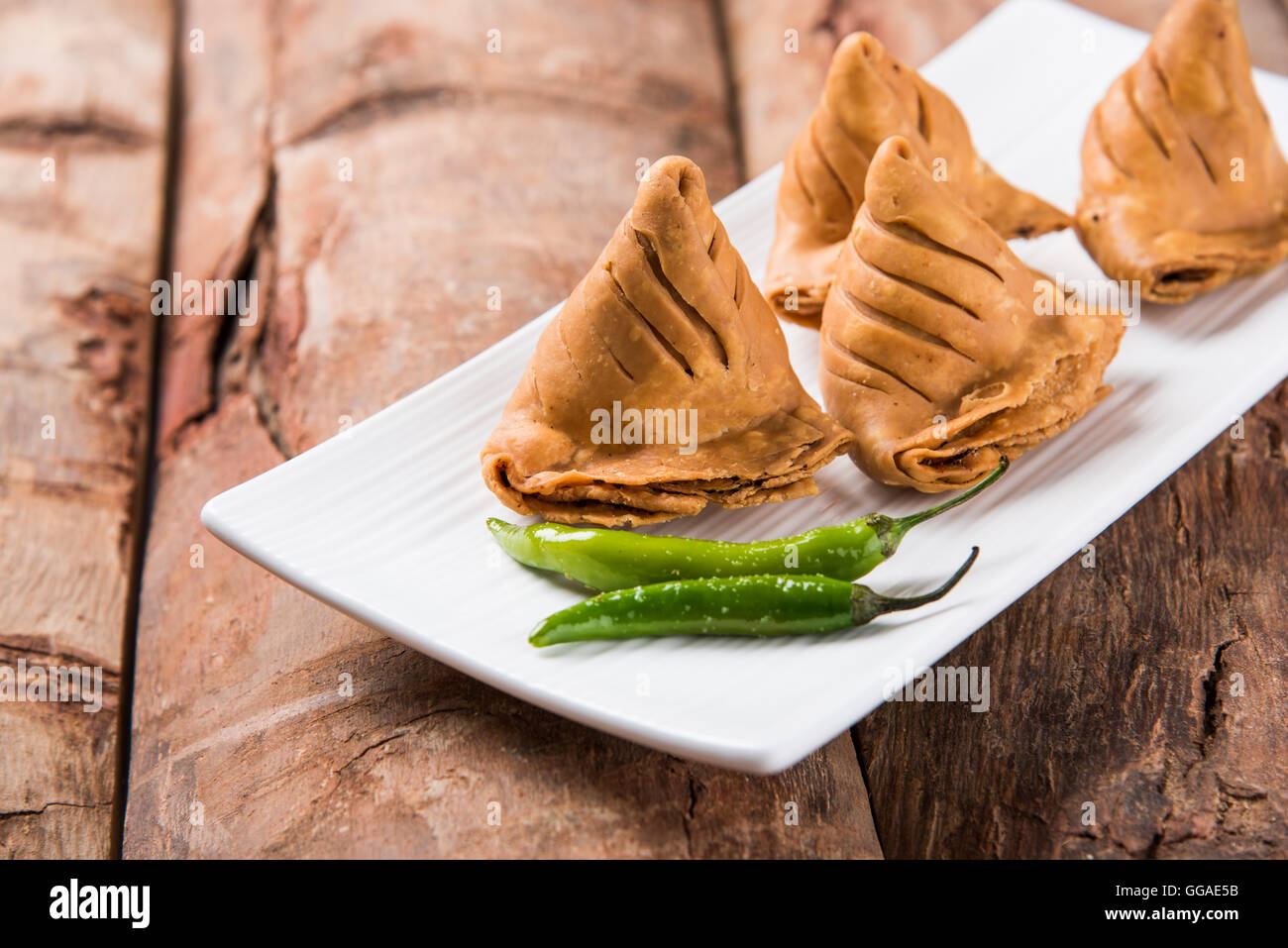 Samosa snack di ketchup e tè caldo, fresco samosas con ketchup e caldo chai pronti per la prima colazione Foto Stock