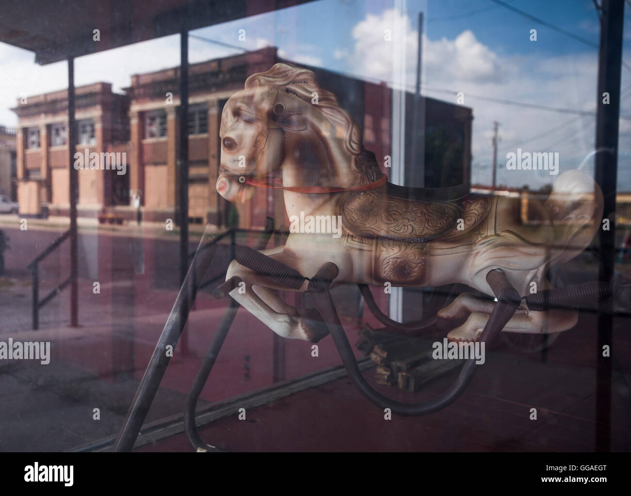 Un gioco del bambino cavallo è lasciato in un edificio abbandonato in Ranger, Tx. Giovedì 7 luglio 2016. Foto Stock