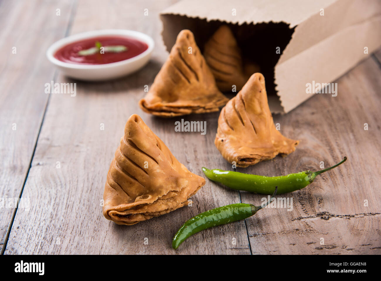 Samosa snack di ketchup e tè caldo, fresco samosas con ketchup e caldo chai pronti per la prima colazione Foto Stock